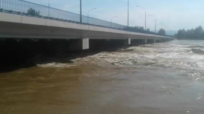 Движение автомобилей по мосту через реку Ия в Тулуне возобновлено