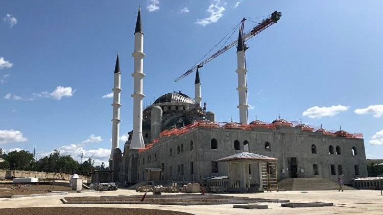 Строители Соборной мечети начали "одевать" в свинец главный купол здания