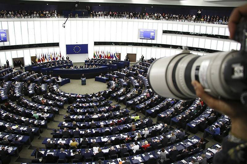 Работа Европарламента нового созыва началась со скандала