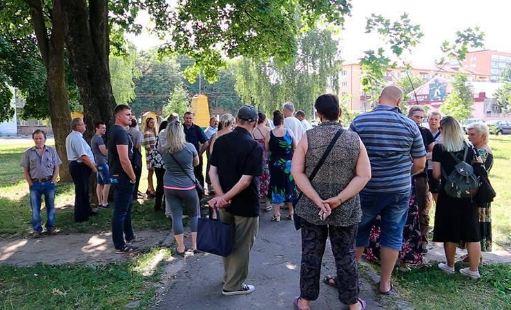 Против дома по 2-й Гомсельмашевской собрали уже более 500 подписей. С инициативной группой встретились представители городских структур — видеосюжет «СН»