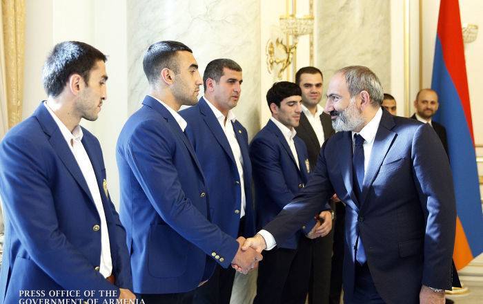 "Ваши успехи воодушевят будущее поколение": Пашинян поздравил медалистов Европейских игр