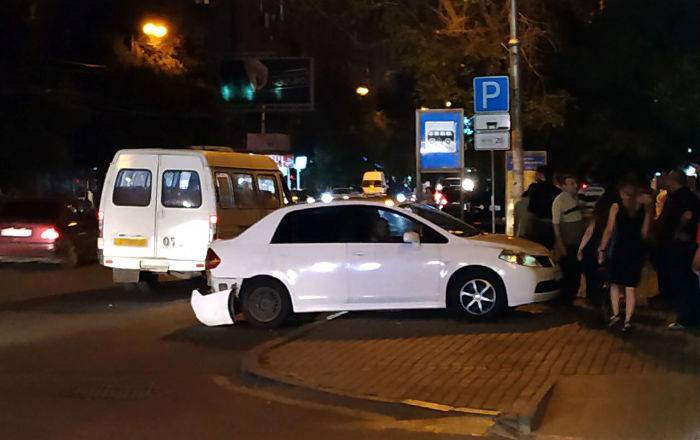 Столкновение машин в Ереване: Nissan после удара въехал на остановку