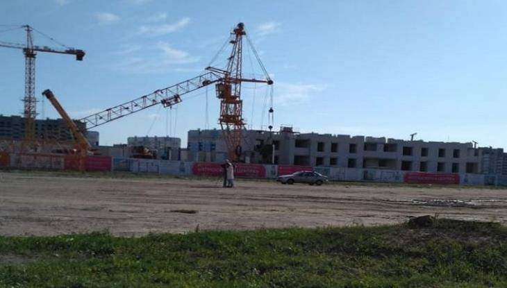 В Брянске на территории старого аэропорта упал строительный кран