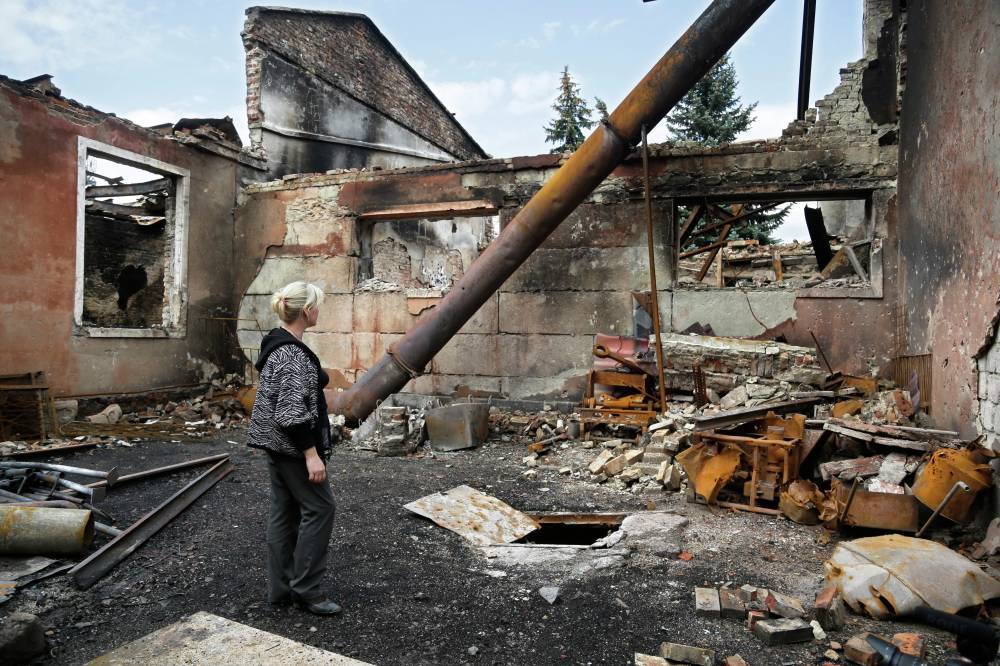 Под обстрелом ВСУ повреждён жилой дом в Ясиноватой