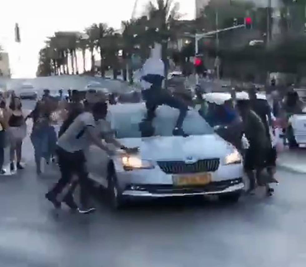 Видео: демонстранты напали на водителя, прорвавшего пикет в Тель-Авиве