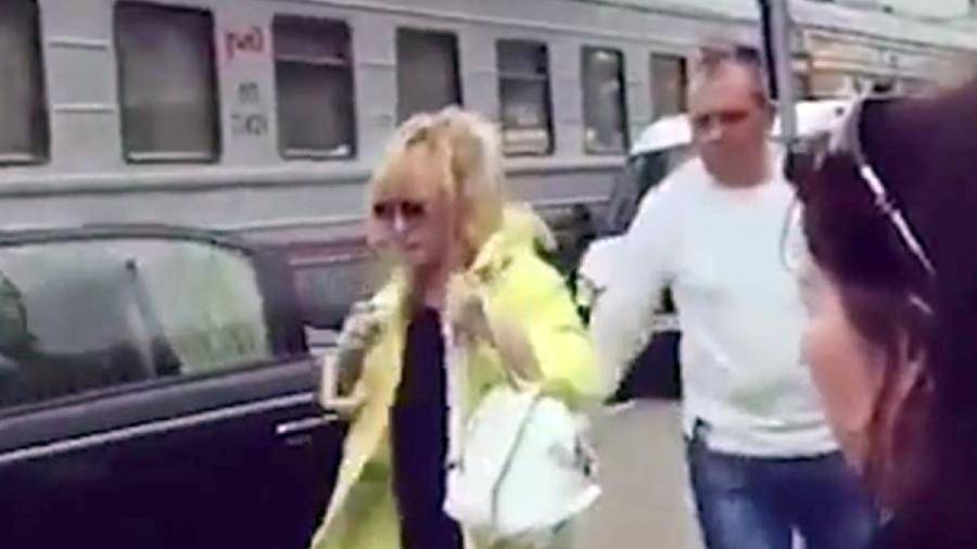 В окружении Пугачевой объяснили ее заезд по перрону Рижского вокзала