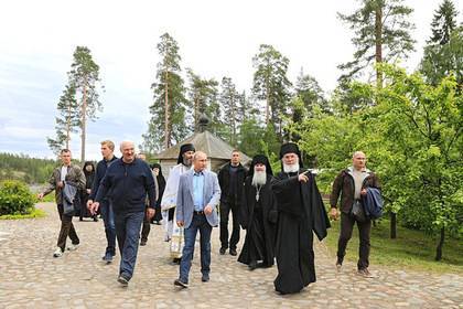 Стало известно, сколько стоят кроссовки, в которых Путин гулял по Валааму