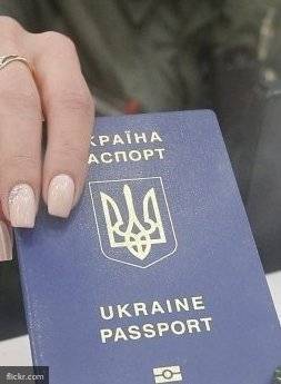 Песков назвал выдачу украинских паспортов внутренним делом страны