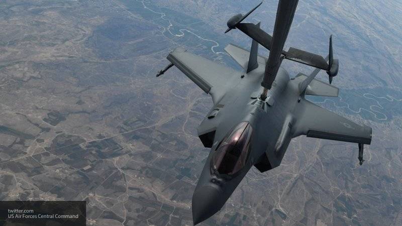Военный эксперт назвал американский F-35 "айфоном" в сравнении с российским Су-57