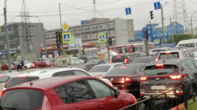 Неработающий светофор спровоцировал пробку в Красногвардейском районе