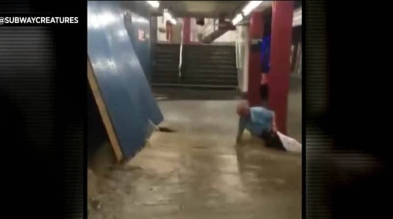 Наводнение в метро Нью-Йорка: поток смыл пассажира к прибывающему поезду (видео)