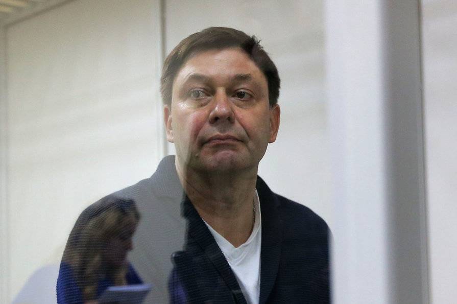 Суд над Вышинским: прокуратура требует оставить журналиста за решеткой