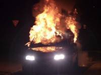 В Твери мужчина из-за конфликта поджёг иномарку: сгорело две машины - ТИА