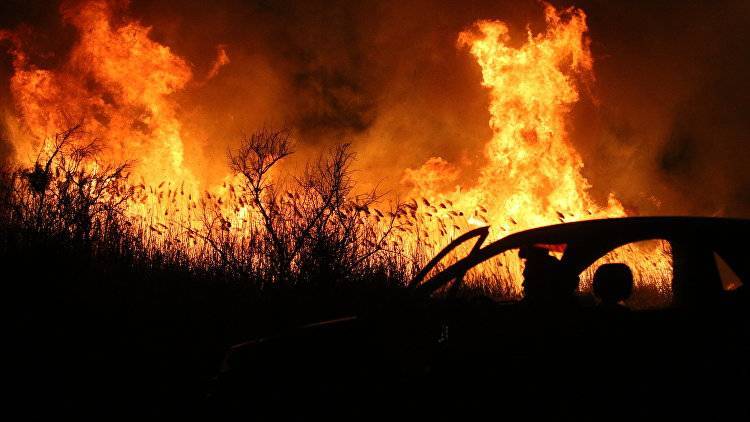 Выпрыгивали на ходу: в Севастополе сгорела легковушка