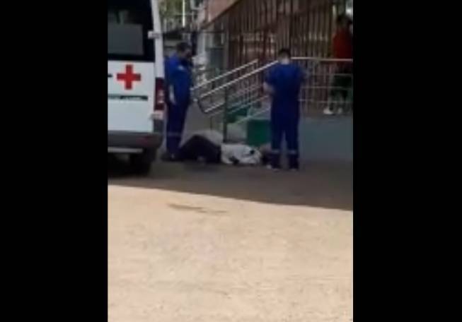 В Уфе на улице медики откачали упавшего мужчину (ВИДЕО)