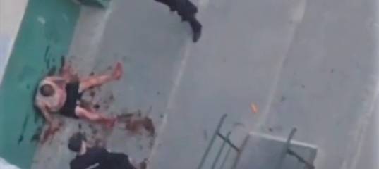 "Бил стекла и сорвался вниз": на Ямале неадекватный мужчина выпал из окна многоэтажки – видео (18+)