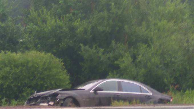 Водитель оставил свой Mercedes в кювете на Горском шоссе