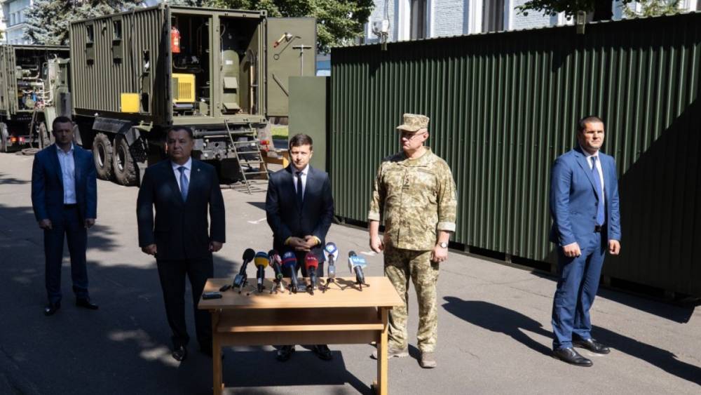 Зеленский показал «мобильные домики» с душем и кондиционером для ВСУ в Донбассе