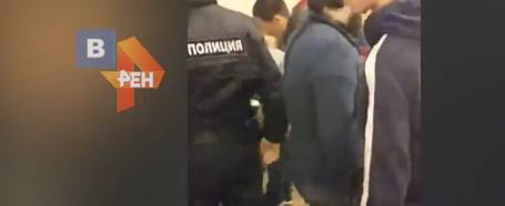 Видео: мужчина напал на немых в метро в Петербурге. РЕН ТВ