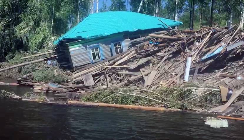 Потерявшим дома жителям Иркутской области выдают жилищные сертификаты. РЕН ТВ