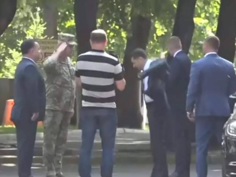 Видео, на котором Зеленский грубо оттолкнул министра обороны Полторака, попало в Сеть