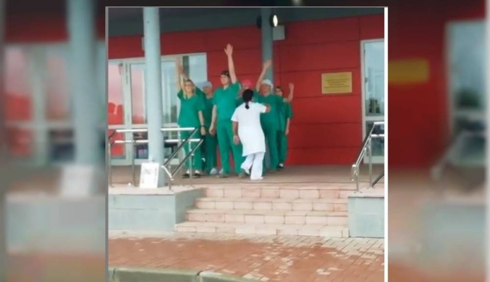 В Смоленском центре травматологии медики устроили зажигательные танцы
