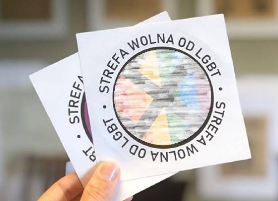 В Польше выпустили наклейки «Зона, свободная от ЛГБТ»