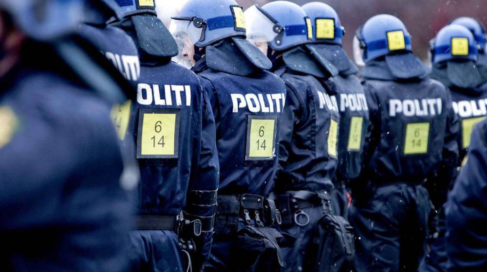 Датская полиция впервые в истории наставила пистолет на мигрантов для защиты политика