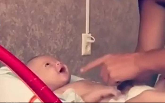 "Ты кого родила вообще?" 2-месячный малыш всерьез "шарит" в музыке — видео