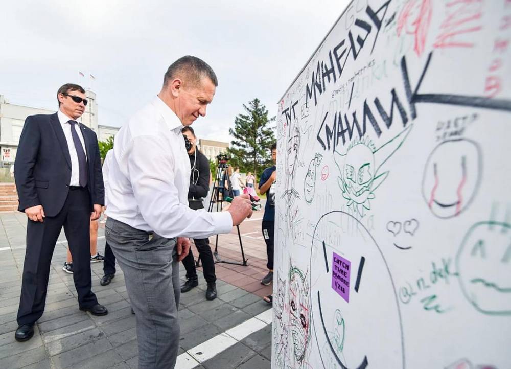 Полпред президента России в ДФО нарисовал рожицу на главной площади в Улан-Удэ