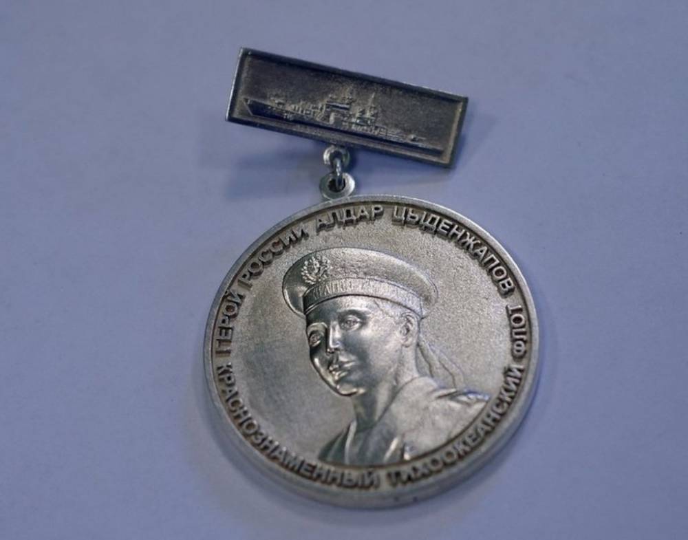 Известный бурятский художник сделал из серебра медаль Алдара Цыденжапова
