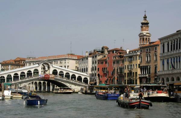 В Венеции туристов оштрафовали за приготовленный на мосту кофе