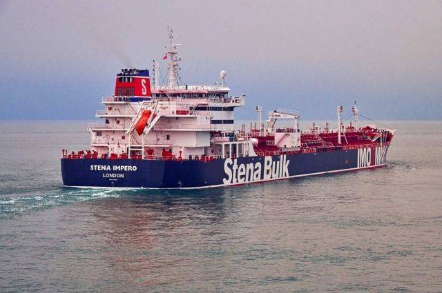 На захваченном в Иране танкере находятся трое российских моряков