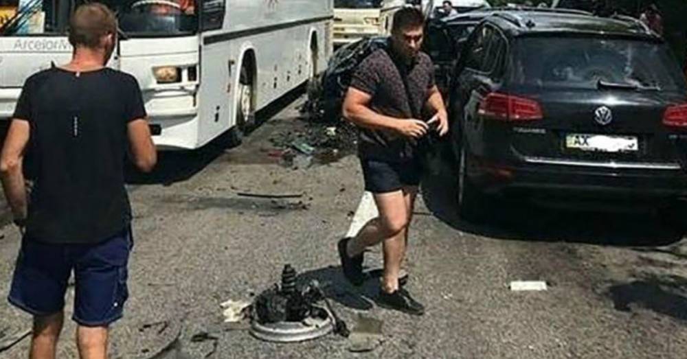 Автомобиль из кортежа Владимира Зеленского врезался в автобус