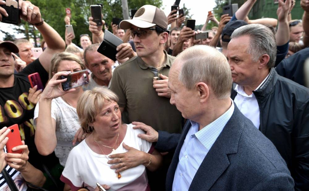 Путин отчитал Мутко за темпы размещения пострадавших в Приангарье
