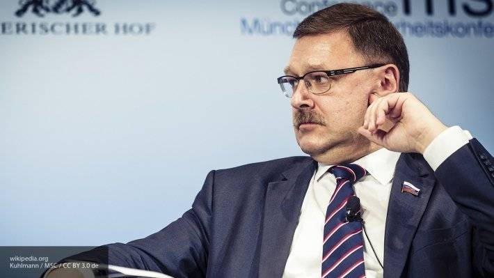 Москва должна добиваться соблюдения прав россиян на задержанном танкере, заявил Косачев