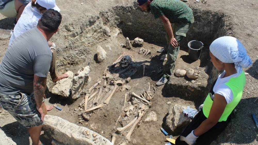 Нетронутый античный склеп с останками воинов обнаружили в Крыму