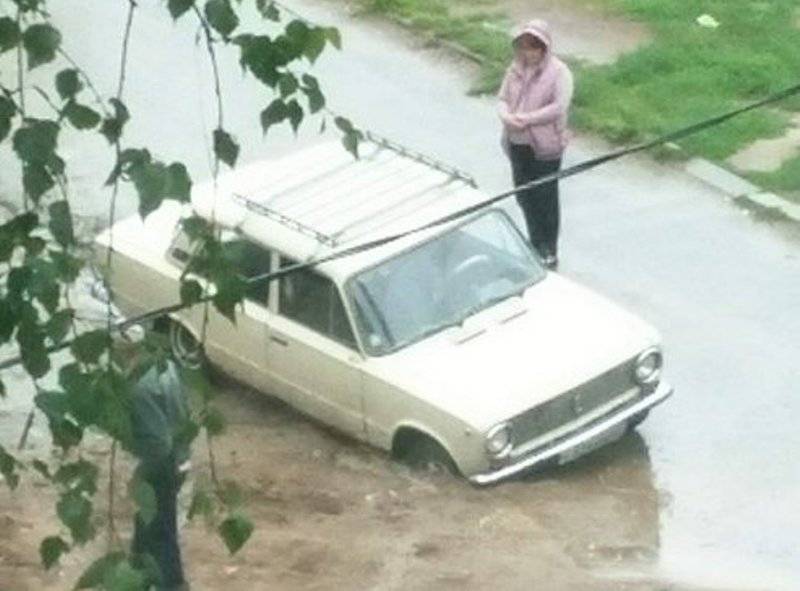 В Смоленской области из-за неработающих ливневок потонул автомобиль