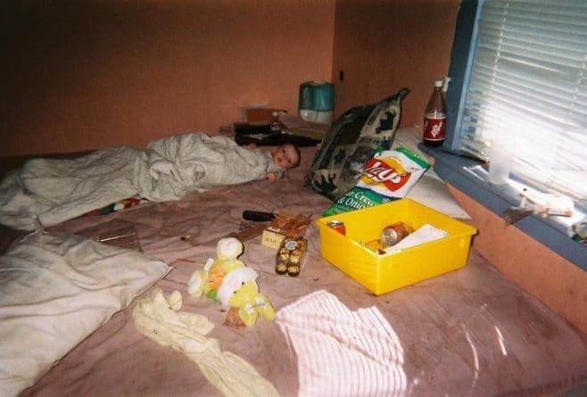 Шприцы на подоконнике и грязные вещи на полу: 17-летняя девушка опубликовала шокирующие детские фото из дома ее матери-наркоманки