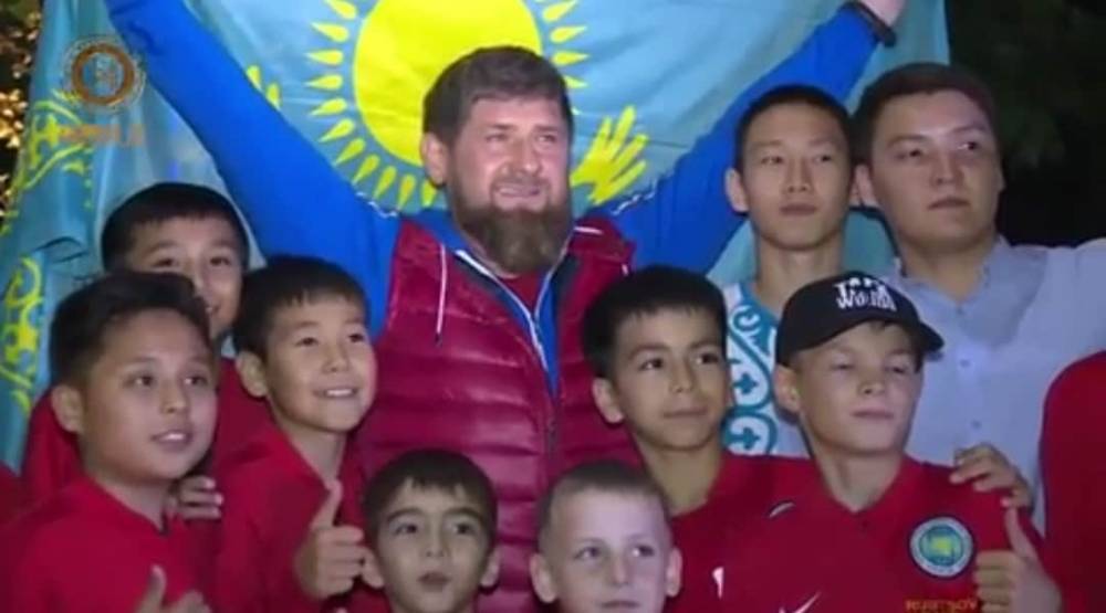 «Не имею права не поздороваться с казахстанцами»: Кадыров сделал фото с флагом Казахстана (видео)