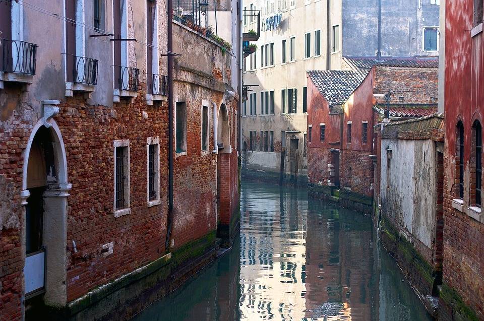 Туристов в Венеции оштрафовали за приготовление кофе на мосту