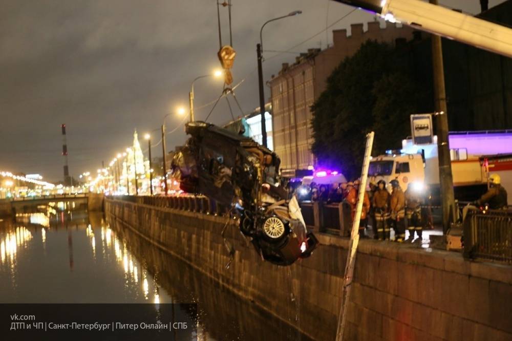 BMW пробил ограждение и вылетел в Обводной канал Санкт-Петербурга