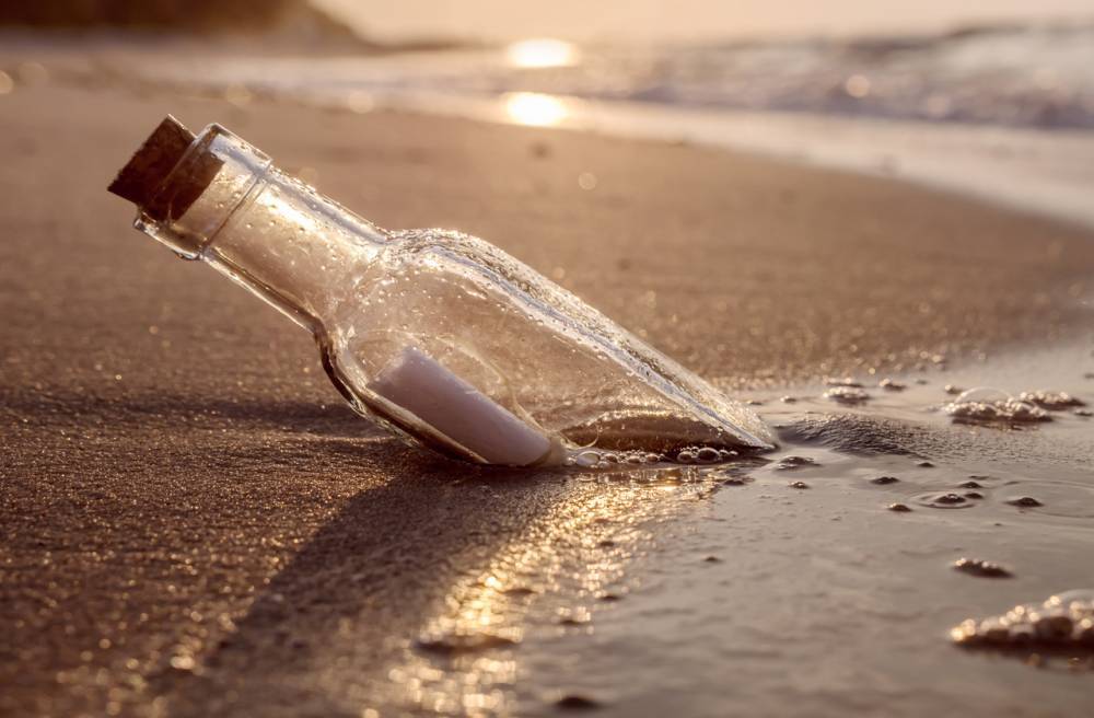 Мужчина нашел на пляже послание в бутылке