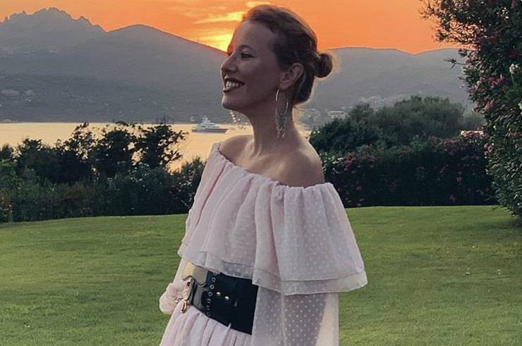 Ксения Собчак в платье с обнаженными плечами позировала на фоне красот Италии — Информационное Агентство "365 дней"