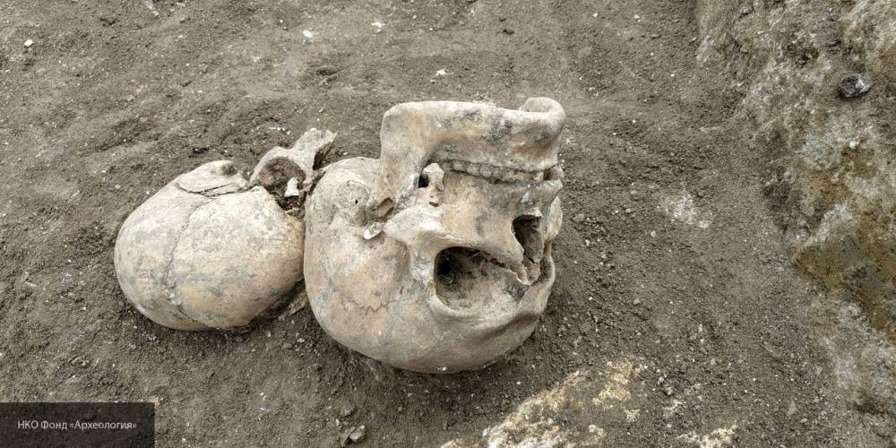 Археологи обнаружили в Крыму нетронутый античный склеп с останками воинов