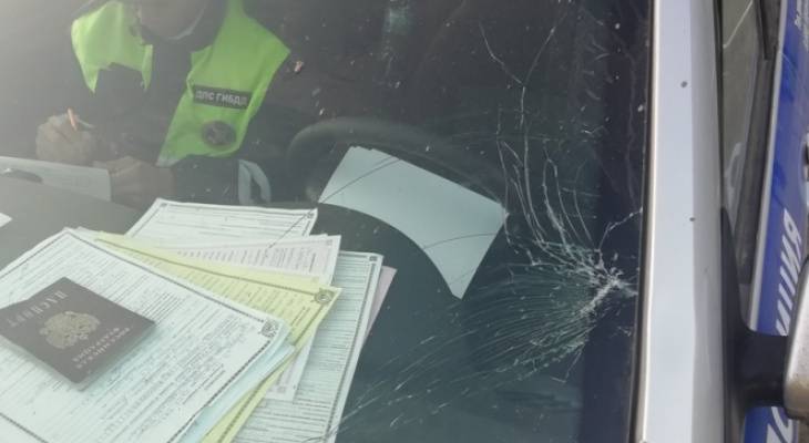 В Ядринском районе водитель при попытке перепрыгнуть служебное авто повредил его