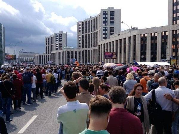 Митинг на проспекте Сахарова в Москве собрал около десяти тысяч человек