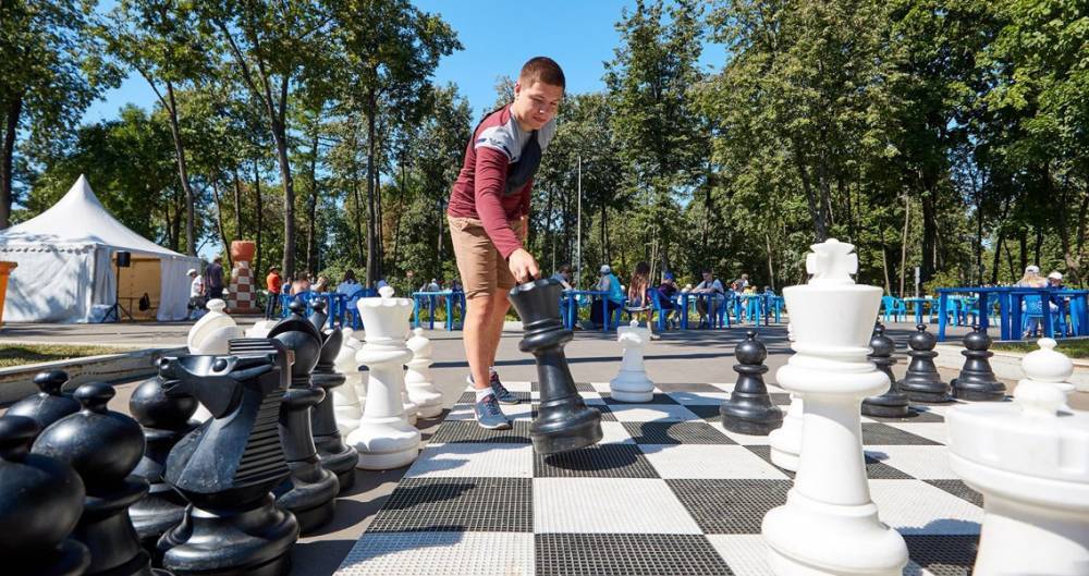Программу к Международному дню шахмат подготовили в 19 столичных парках