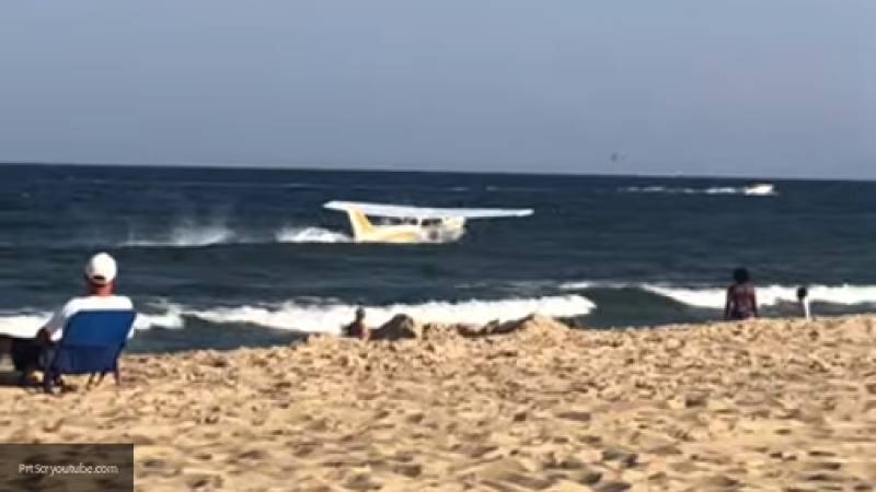 Аварийная посадка самолета в океан у пляжа попала на видео