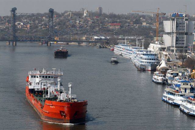 Украинский моряк прыгнул за борт с чемоданом и попрыл к российскому берегу